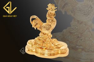 Linh vật gà mạ vàng